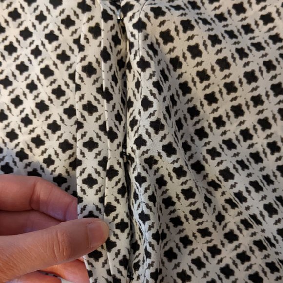 H&M Long Sleeveless V Neck Blouse - Picture 5 of 8